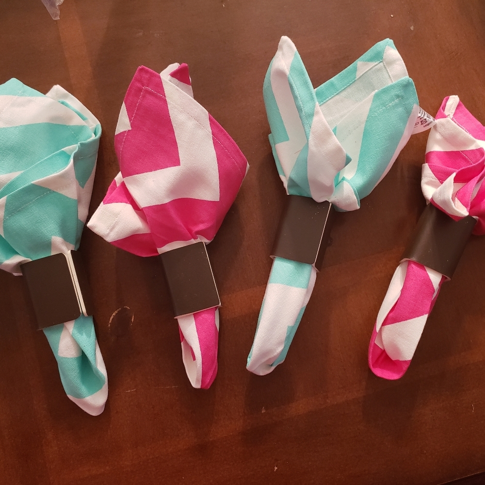 Napkin ring set with napkins